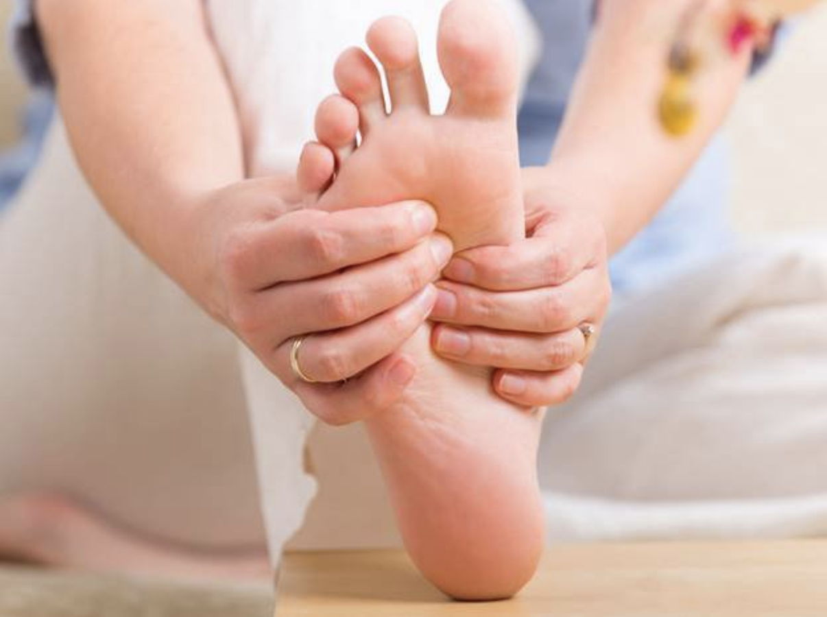 Mạch máu ở chân bị tắc nghẽn gây sưng và gây cảm giác tê ở lòng bàn chân