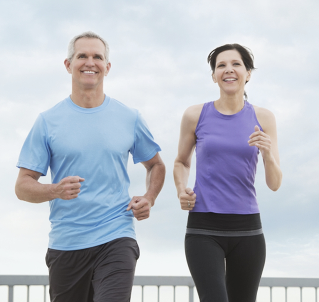 Chạy bộ thường xuyên là cách rèn luyện sức khỏe vật chất và tinh thần của tuổi trung niên