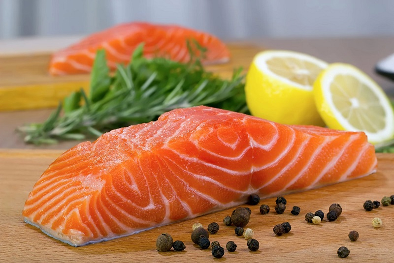 Cá hồi có lượng axit béo omega-3 cao có thể làm giảm chất béo trong máu