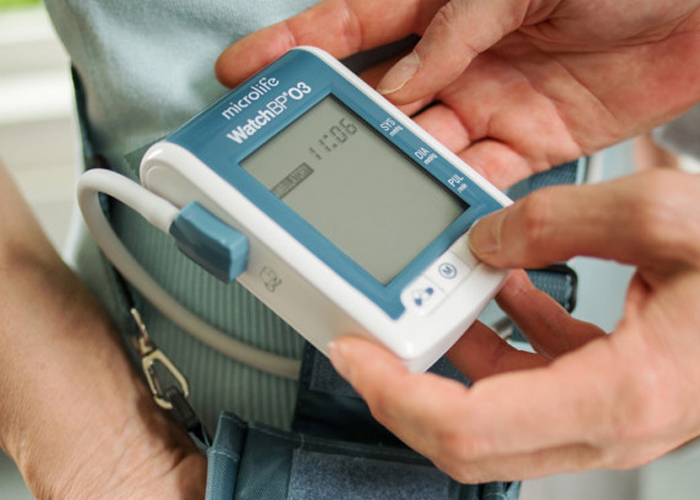 Bệnh nhân có thể mang theo máy đo huyết áp Holter bên mình