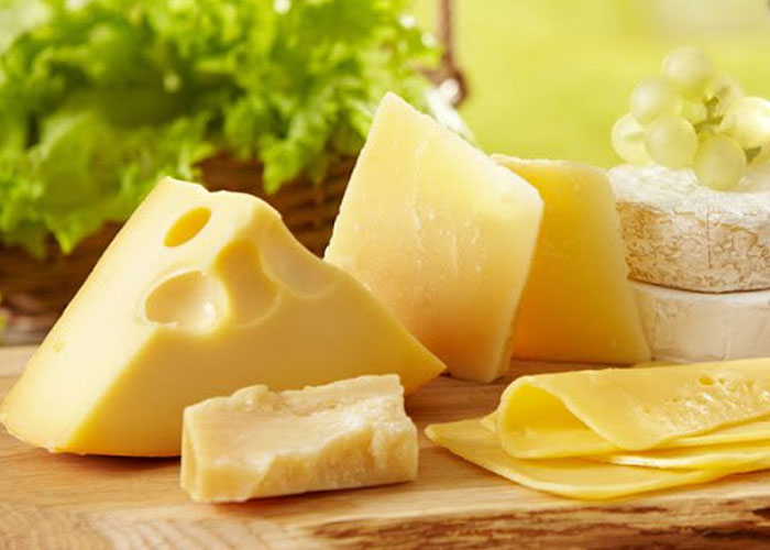 Những người có cholesterol cao không nên ăn phô mai và bơ