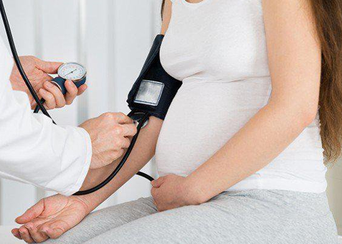 Bà bầu bị phù chân cần cảnh giác với bệnh tăng huyết áp khi mang thai