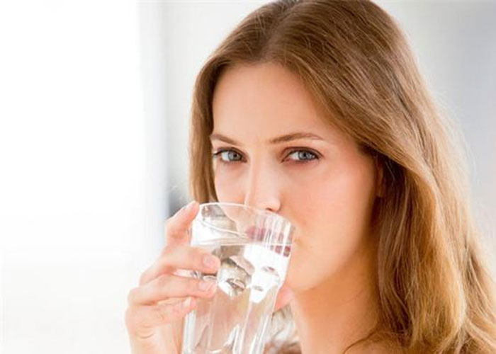 Uống nhiều nước, ít nhất 2 lít nước mỗi ngày